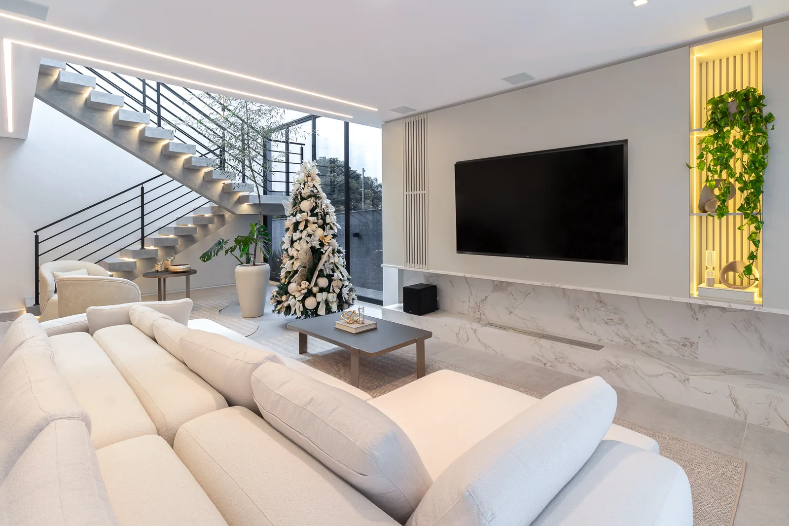 Sala de estar integrada com home theater e iluminação de cena