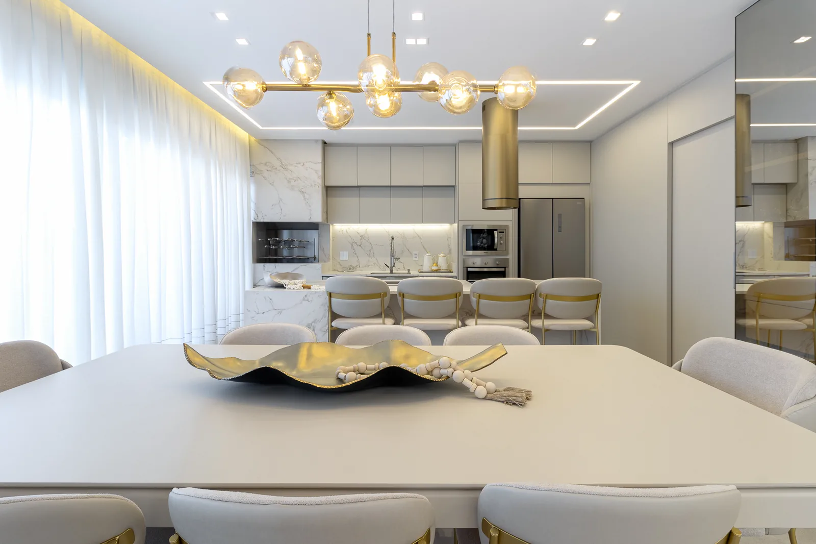 Cozinha e sala de jantar com iluminação automatizada