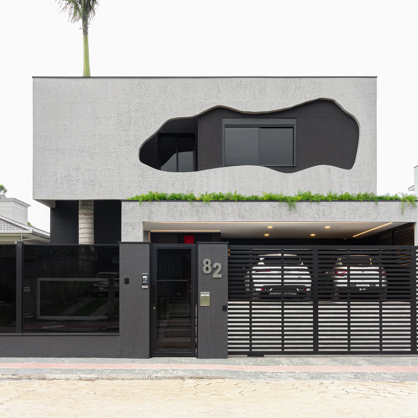 Fachada com controle de acesso e portão automatizado